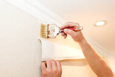 Pose de papier peint à Nocario — revêtements muraux et toiles de verre